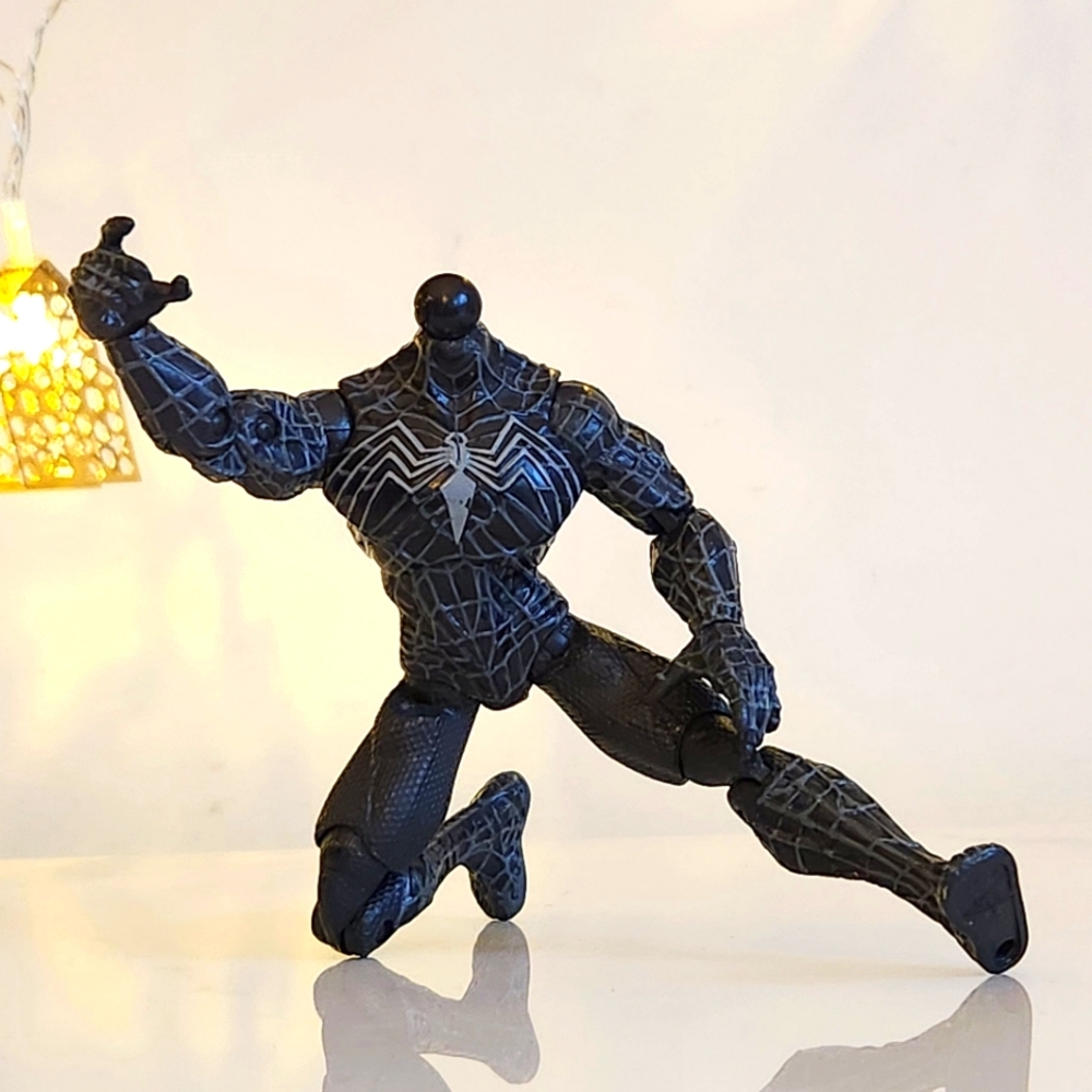 RARE Hasbro Marvel Comics and Cinematic Universe Venom action figure